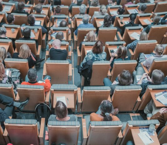 한 총리 “약자복지를 국정운영 핵심 기조로…오직 국익·국민만” high-angle photography of group of people sitting at chairs