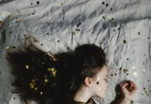 올바른 수면 습관으로 건강 지키기 woman in brown long-sleeved top sleeping on bed