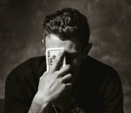 국고보조금 부정수급 특별단속…신고보상금 최대 1억원 지급 man holding banknote