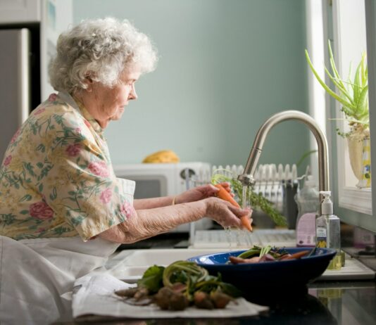 경로당 식사제공 주5일로 확대…7~8월 냉방비 별도 지원한다 woman wearing yellow and pink floral dress wahing carrots