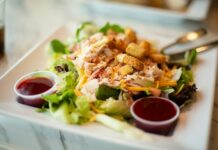 저칼로리 식단으로 건강한 체중 유지 a plate of food