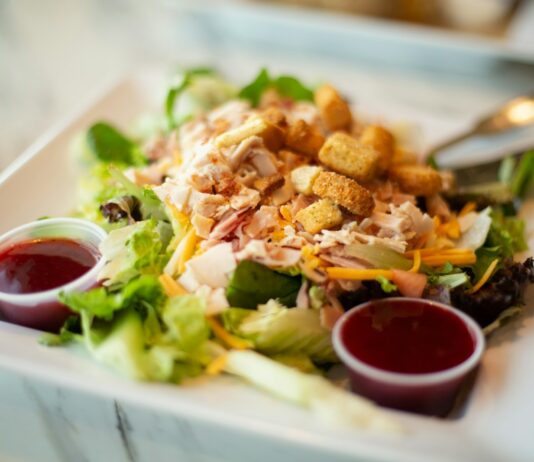 저칼로리 식단으로 건강한 체중 유지 a plate of food