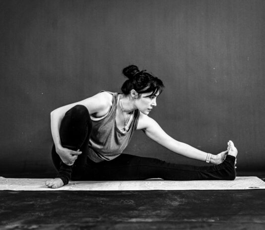 자 운동을 시작하겠습니다, 스트레칭이 먼저 입니다. a woman is doing a yoga pose on a mat