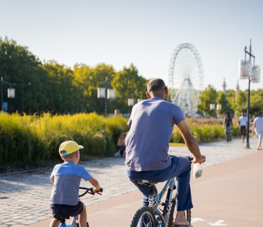 지구력 향상을 위한 운동 프로그램 man in blue t-shirt riding on black bicycle during daytime