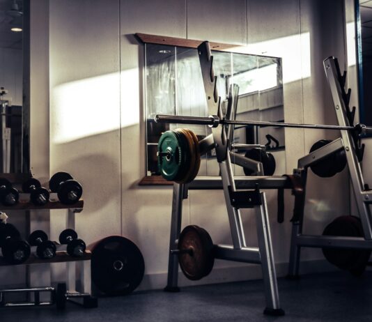 체력 증진을 위한 근력 운동 barbell on rack