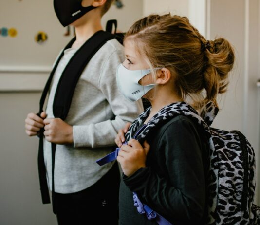 여름철 독감 예방 방법 woman in black long sleeve shirt holding white face mask