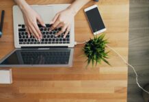 강서구민을 위한 프리미엄 교육, 연세-강서 리더스 아카데미 a person typing on a laptop on a wooden table
