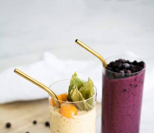 여름철 운동 전후 에너지 보충법 a couple of drinks with fruit and ice cream in them