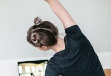 여름철 체력 강화를 위한 홈트레이닝 woman in black t-shirt and black pants lying on black yoga mat