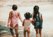 가족의 건강: 함께하는 운동의 효과 three girls holding each other hand walking towards brown soil