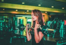 근육량 증가를 위한 운동과 영양 계획 woman lifting black and gray barbell