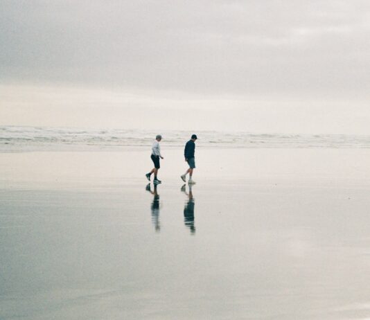 운동과 식사: 최적의 영양 섭취 타이밍과 조화 two person walking at beach during daytime