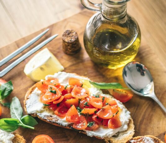 체중 감량을 위한 식이요법의 진화 dish with tomato salad toppings