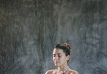 필라테스로 몸의 긴장 풀기, 간단한 스트레칭 방법 woman in white bikini sitting on red chair