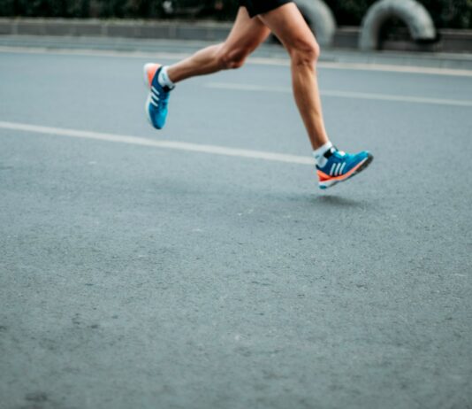 체중 조절을 위한 운동과 식사 조정: 최적의 조화 pair of blue-and-white Adidas running shoes