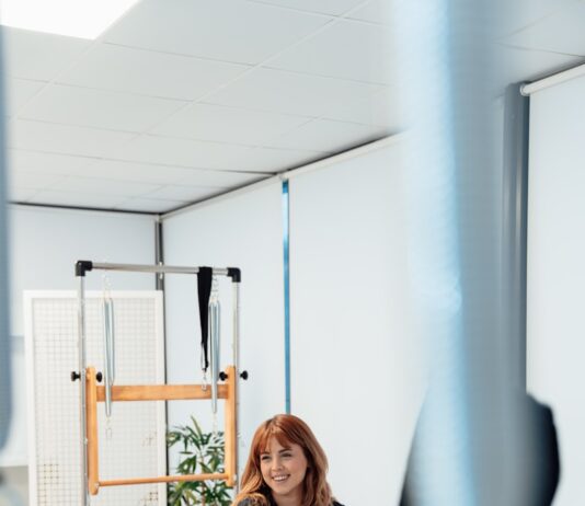 필라테스로 스트레스 해소, 건강한 마음과 몸 유지하기 a woman is riding a stationary rowing machine