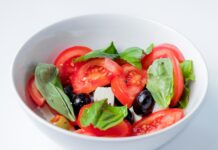 운동을 통한 스트레스 해소와 건강한 식습관 유지 red and green bell pepper on white ceramic bowl