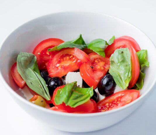 운동을 통한 스트레스 해소와 건강한 식습관 유지 red and green bell pepper on white ceramic bowl