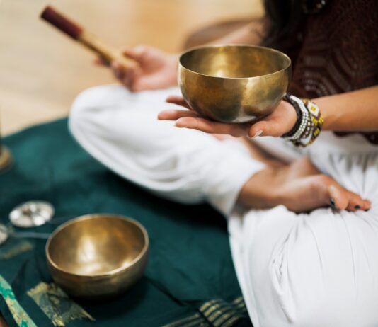 겨울철 스트레스 해소에 좋은 명상법 person in white dress shirt holding brown wooden chopsticks