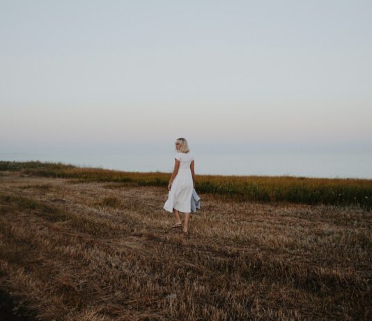 운동과 식단으로 면역력을 강화하는 법 woman walking on brown grass field