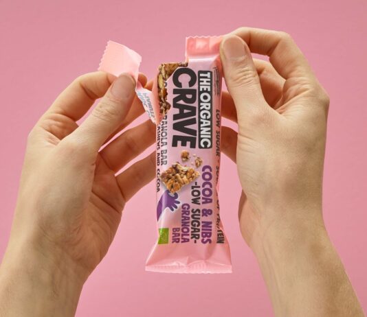 운동 후 단백질 보충의 중요성과 적절한 식단 a person holding up a pink bar of candy