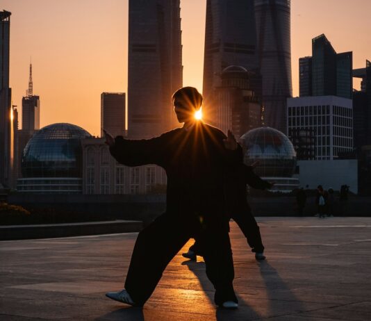 심리적 안정과 신체적 유연성 향상 silhouette of man near buildings