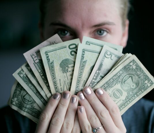 개인 노후 연금 재정 계획을 세우는 이유와 방법 person holding fan of U.S. dollars banknote