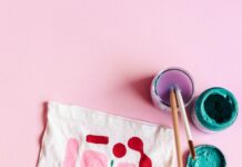 새해에 도전하고 싶은 새로운 취미 white and red crew-neck shirt beside paint with brushes