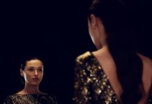 바른 자세 유지와 면역력 강화 woman facing on he mirror