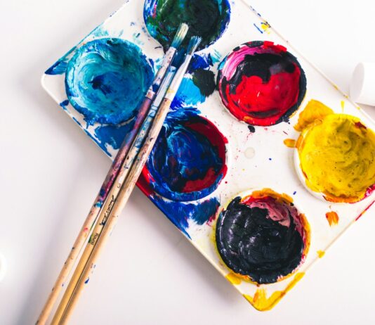 일상 속 취미 만들기 brown paint brushes on assorted-color paint palette