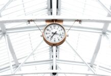 시간 관리의 핵심, ‘우선순위’ 설정하기 round gold and white analog clock reading at 7:10