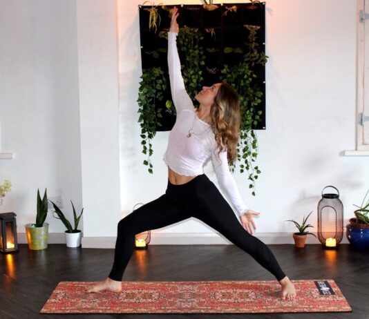 요가와 필라테스로 스트레스를 해소하고 건강 지키기 woman doing yoga