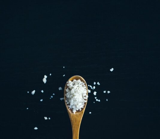 식단과 운동으로 심장병 예방하기 brown wooden spoon