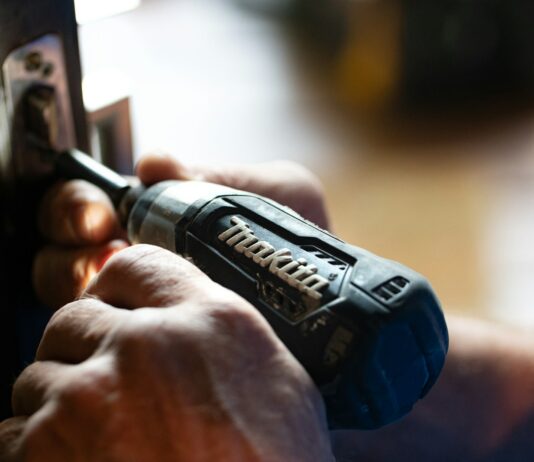 ‘희망의 집수리’ 참여 가구 모집…최대 250만원 지원 selective focus photography blue and black Makita power drill
