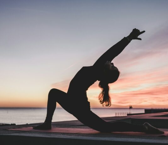 어떤 운동이 나에게 맞을까 필라테스? 요가? silhouette photography of woman doing yoga