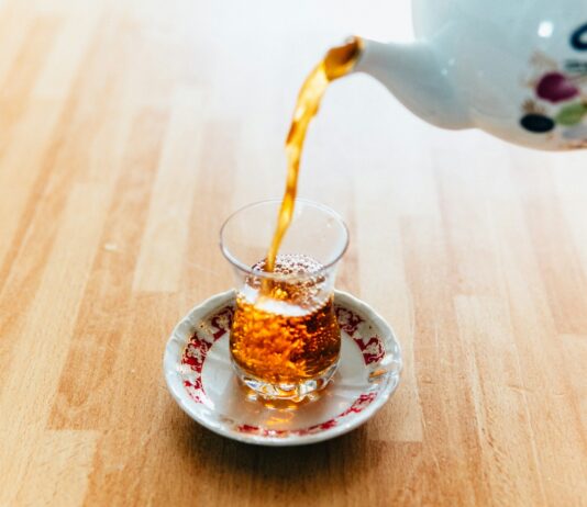 2030세대, ‘간헐적 단식’으로 몸과 삶을 리셋하다 person pouring tea into cup