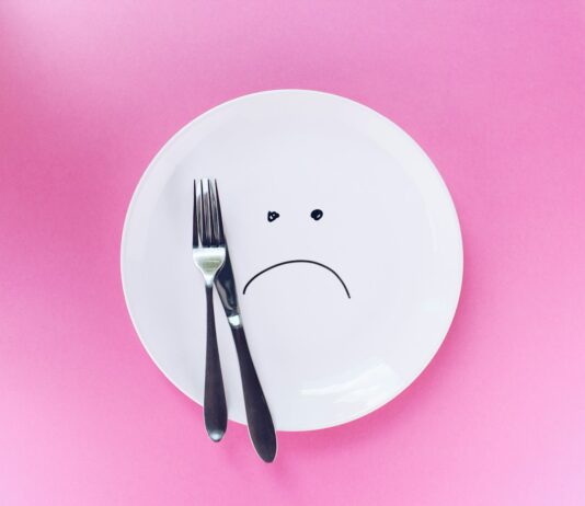 “저염식은 맛없다?”… 맛을 포기하지 않는 저염식 루틴 silver fork and knife on plate