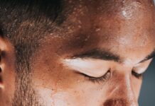 “손발만 땀이 줄줄 흘러요”…초여름 다한증과 긴장 체질의 관계 man in black crew neck shirt