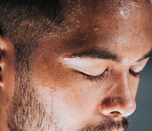 “손발만 땀이 줄줄 흘러요”…초여름 다한증과 긴장 체질의 관계 man in black crew neck shirt