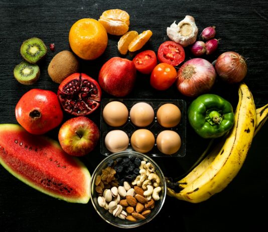 심혈관 건강을 위한 식단 관리 yellow banana red apple and yellow banana fruit