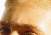 여름철 피부 건강을 위한 5가지 팁 a close up of a person with a cell phone