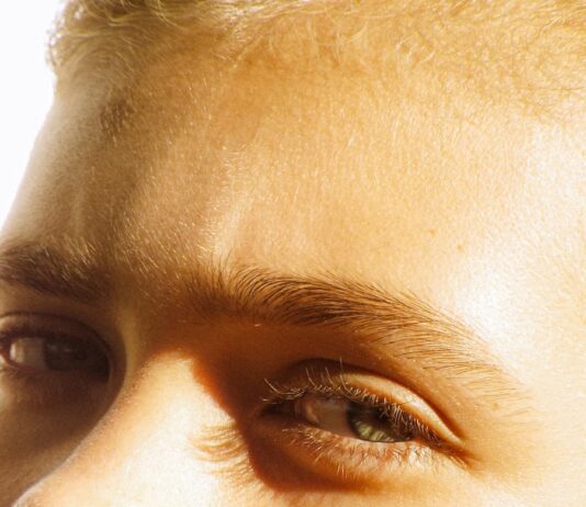 여름철 피부 건강을 위한 5가지 팁 a close up of a person with a cell phone