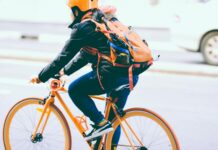 근로복지공단-한국교통안전공단, 배달라이더 보호를 위해 손잡는다 closeup photo of person riding a orange bicycle