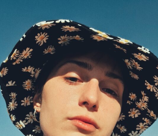 여성 건강관리, 일상 속 작은 습관에서 시작하세요 woman wearing black and white floral hat