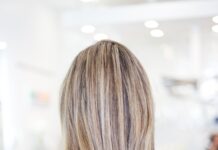 건강한 모발을 위한 생활 습관과 관리법 person wearing black top