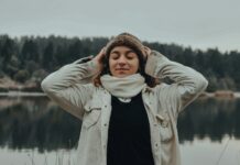 대체요법, 현대 건강관리의 새로운 옵션으로 주목받다 woman in beige coat covering her eyes with her hand