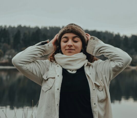 대체요법, 현대 건강관리의 새로운 옵션으로 주목받다 woman in beige coat covering her eyes with her hand