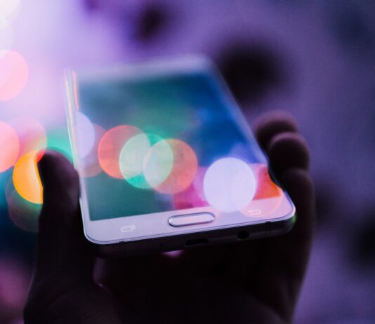 “스트레스 관리, 이제는 ‘디지털 멘탈헬스’가 대세…스마트하게 이기는 법” person holding smartphone