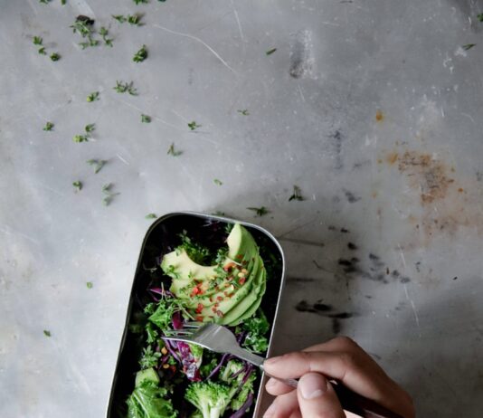 바쁜 일상 속, 건강 식단 꾸리는 최신 트렌드와 실천법 cooked food