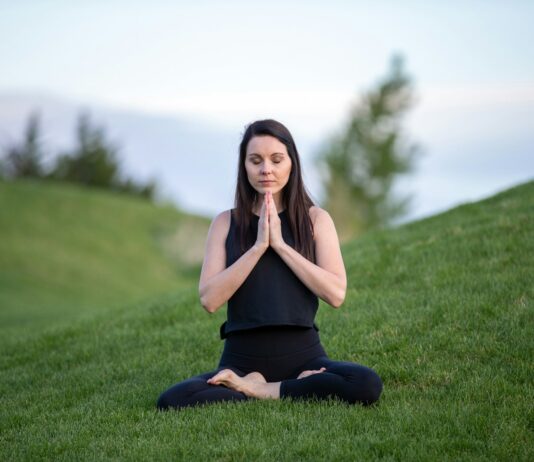 마음챙김부터 디지털 디톡스까지, 스트레스 관리법 뜬다 woman in black tank top and black pants sitting on green grass field during daytime